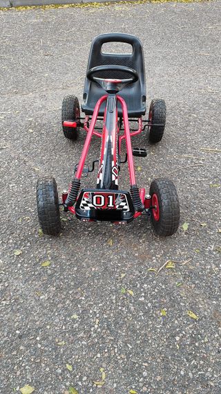 Coche de pedales infantil rojo y negro