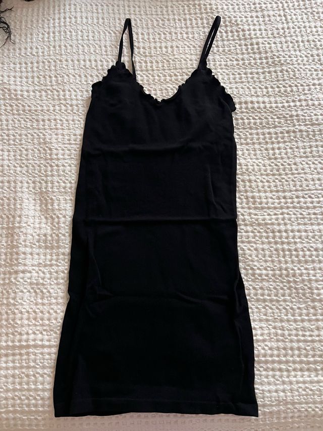 Vestido corto negro con escote festoneado