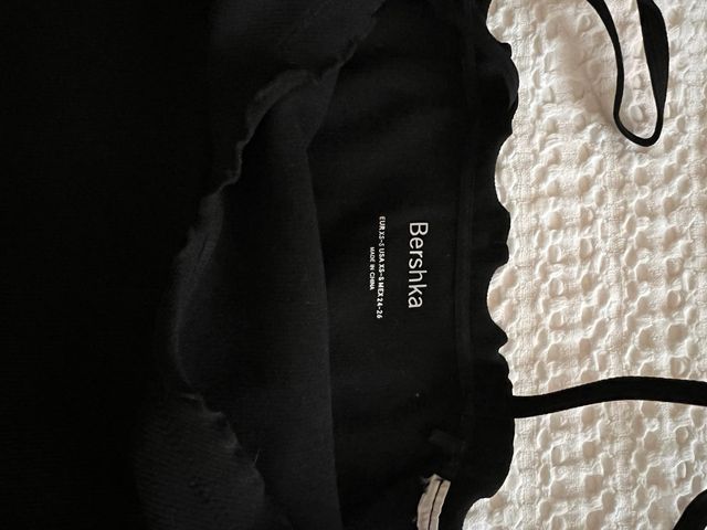 Vestido corto negro con escote festoneado