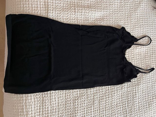 Vestido corto negro con escote festoneado