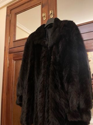 Abrigo de pelo marrón y negro