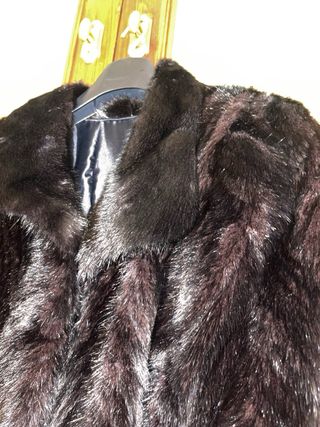 Abrigo de pelo marrón y negro