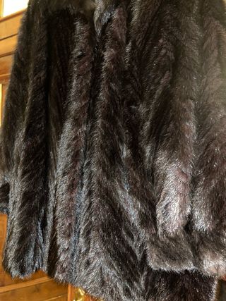 Abrigo de pelo marrón y negro