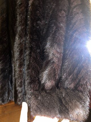 Abrigo de pelo marrón y negro