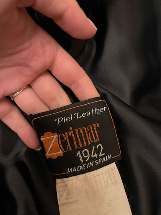 Abrigo de pelo marrón y negro