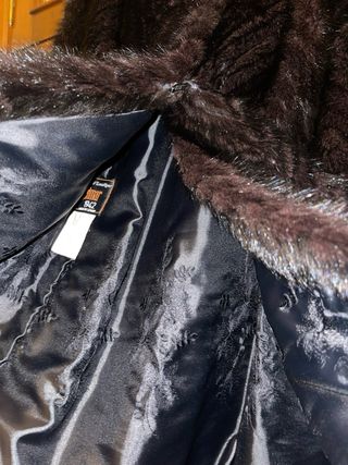 Abrigo de pelo marrón y negro