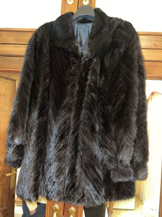 Abrigo de pelo marrón y negro