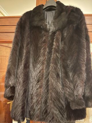 Abrigo de pelo marrón y negro