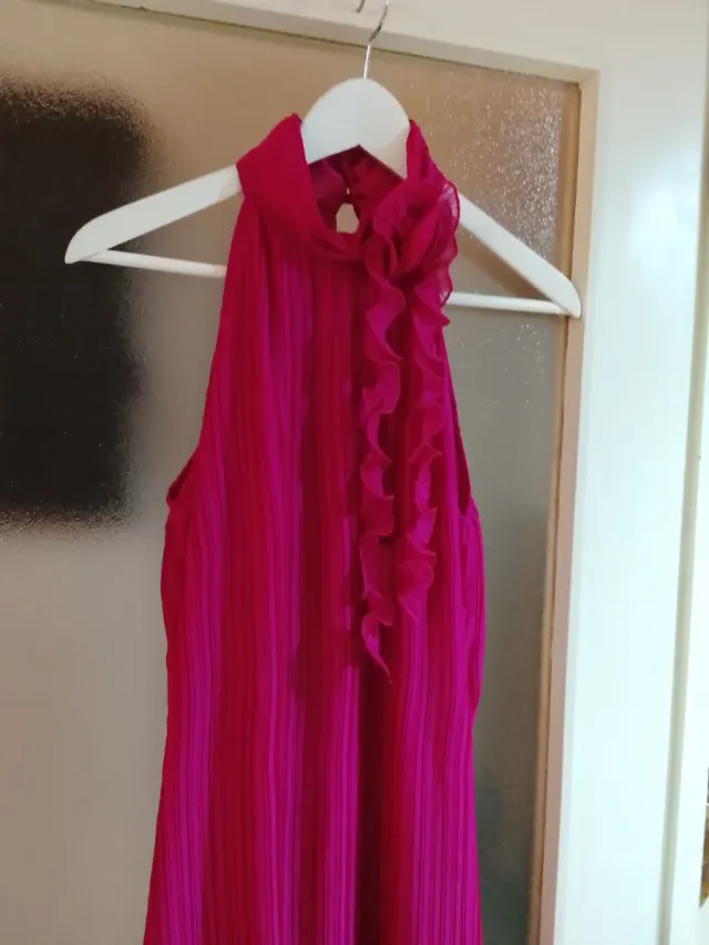 Vestido de ceremonia bugambilla. Plisado.