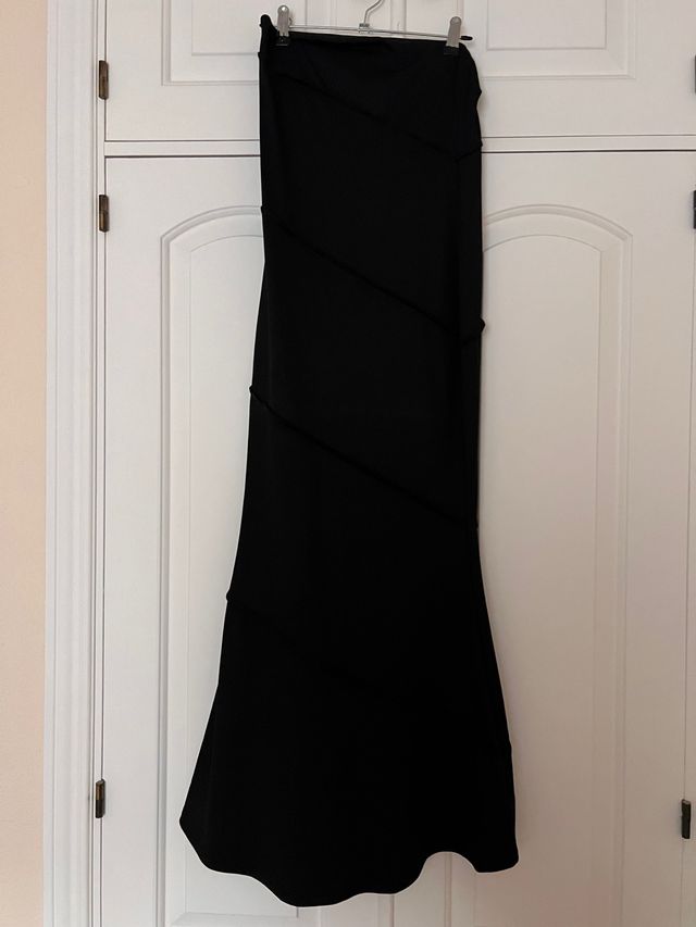 Vestido palabra de honor con volantes negro