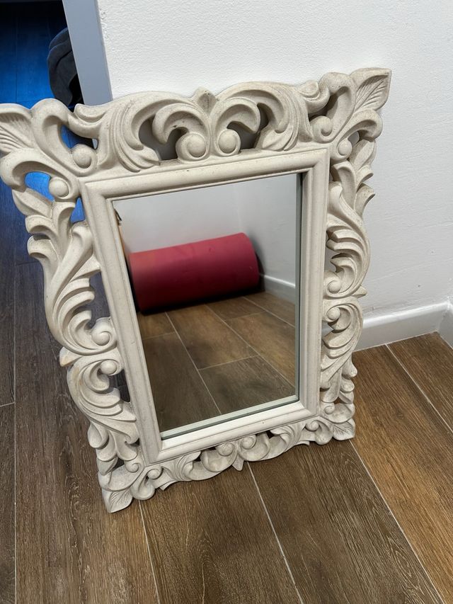 Espejo decorativo beige con marco tallado