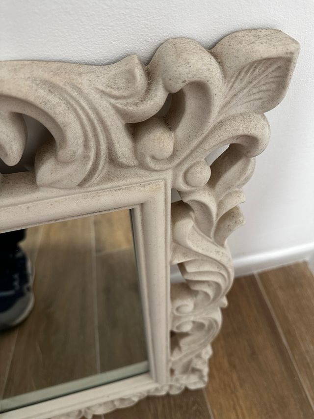 Espejo decorativo beige con marco tallado