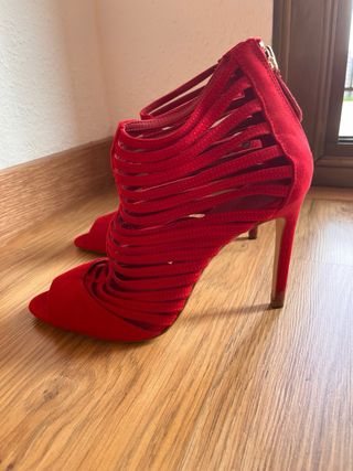 Zapatos de tacón rojos