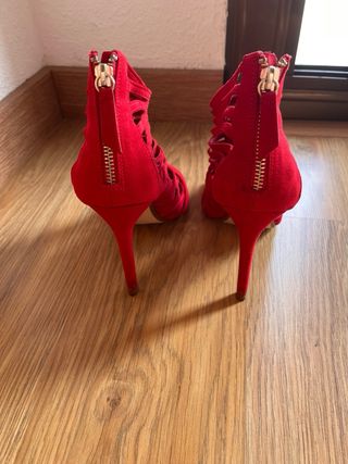 Zapatos de tacón rojos