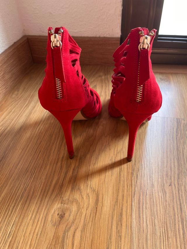 Zapatos de tacón rojos