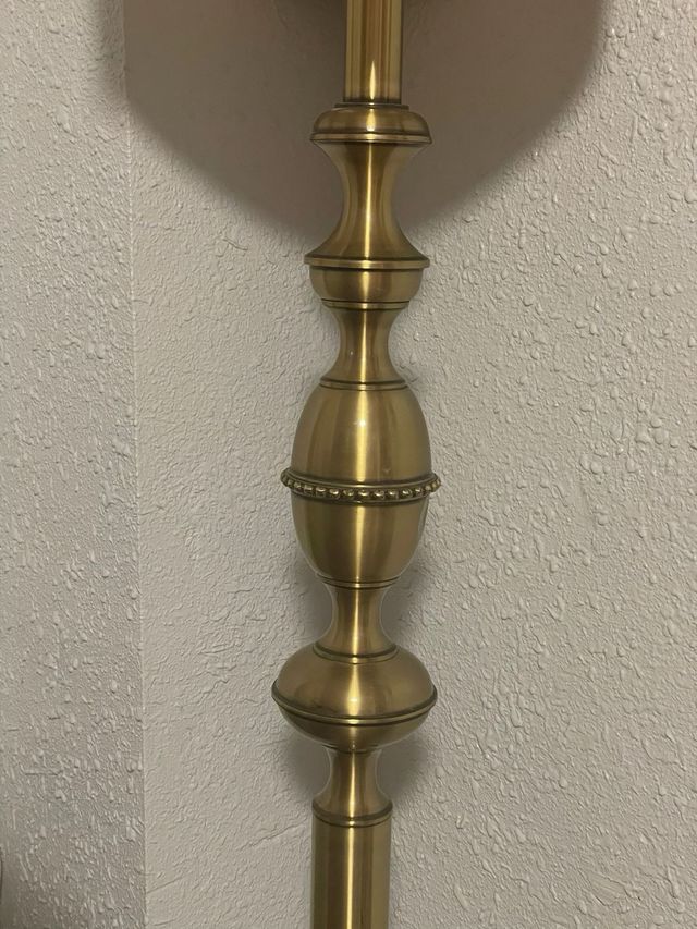 Lampada da terra dorata e beige