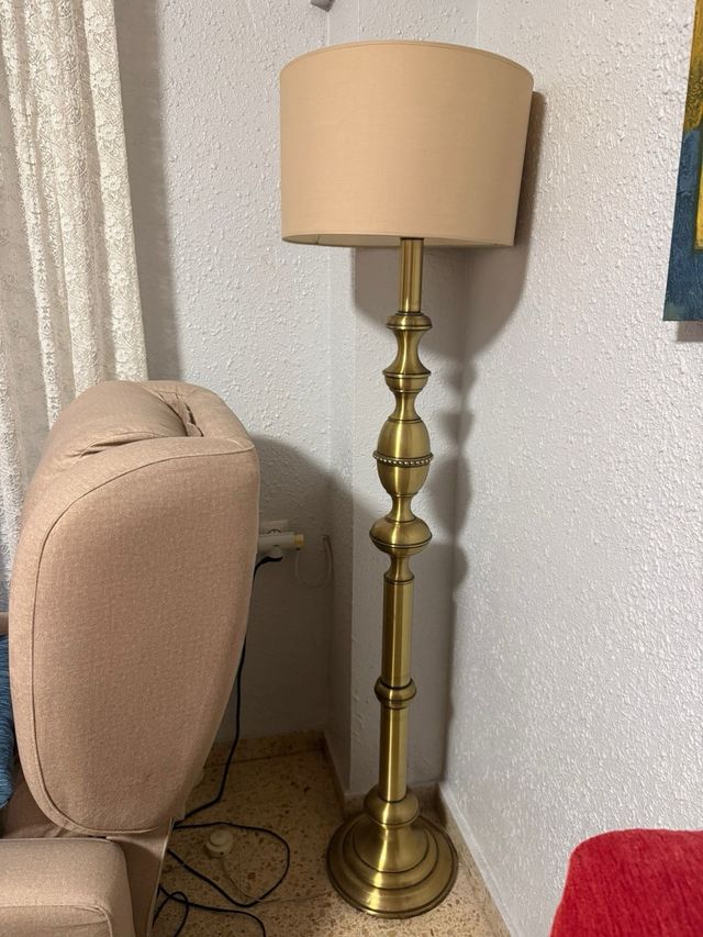 Lampada da terra dorata e beige