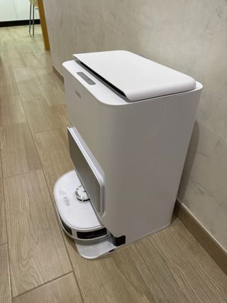 Robot aspirador y fregasuelos Eureka