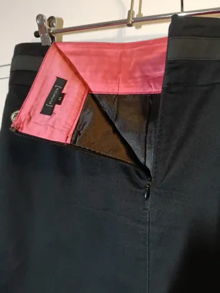 Falda color negro, talla 44 con tabla delantera.