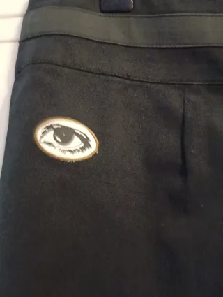 Falda color negro, talla 44 con tabla delantera.