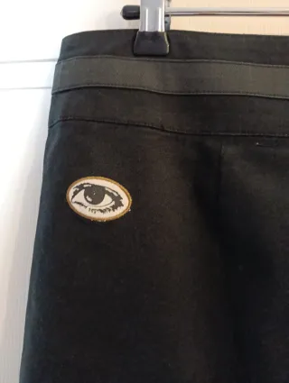 Falda color negro, talla 44 con tabla delantera.