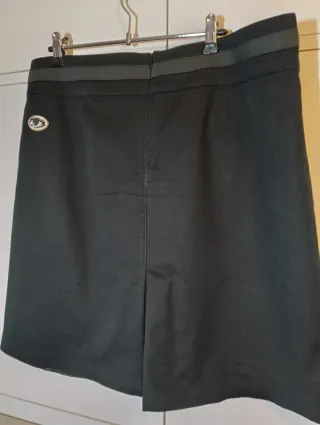 Falda color negro, talla 44 con tabla delantera.