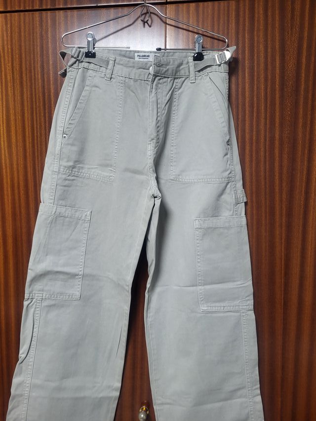 Pantalón cargo Pull&Bear gris T-36