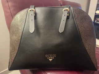 Bolso Guess Negro y Dorado