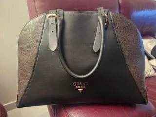 Bolso Guess Negro y Dorado