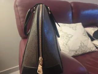 Bolso Guess Negro y Dorado