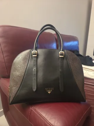 Bolso Guess Negro y Dorado