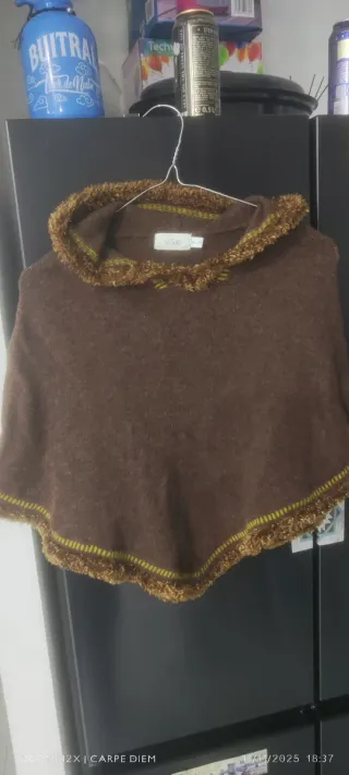 Poncho marrón con detalles