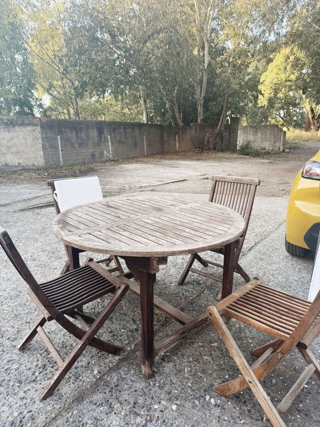 Mesa redonda de madera con 4 sillas