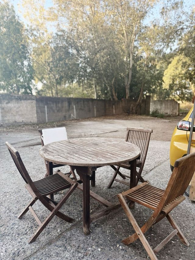 Mesa redonda de madera con 4 sillas