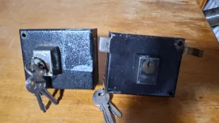 2 cerraduras con 4 llaves una con pestillo