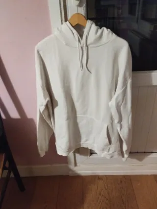 Sudadera con capucha blanca