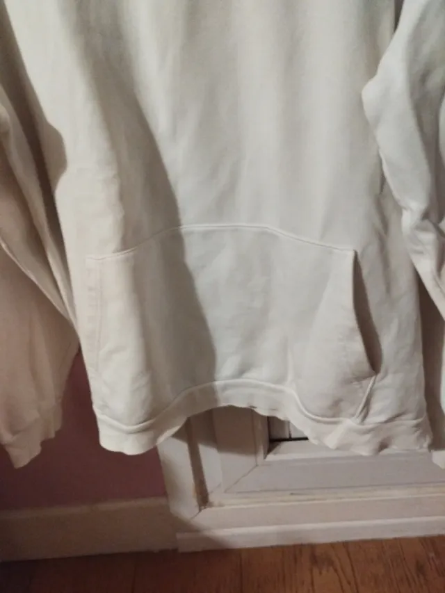 Sudadera con capucha blanca