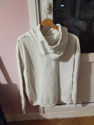 Sudadera con capucha blanca