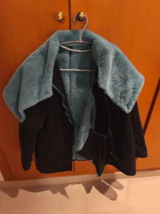 Abrigo porteo Wombat&co negro y azul