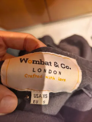 Abrigo porteo Wombat&co negro y azul