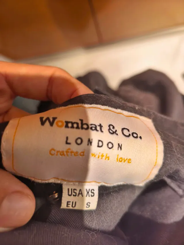 Abrigo porteo Wombat&co negro y azul