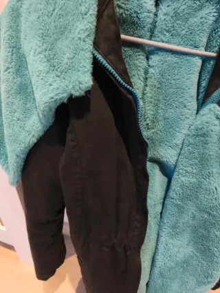 Abrigo porteo Wombat&co negro y azul