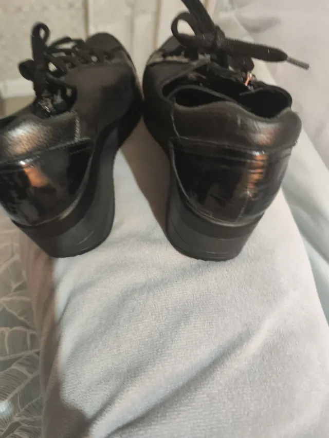 Zapatos de piel negros y charol