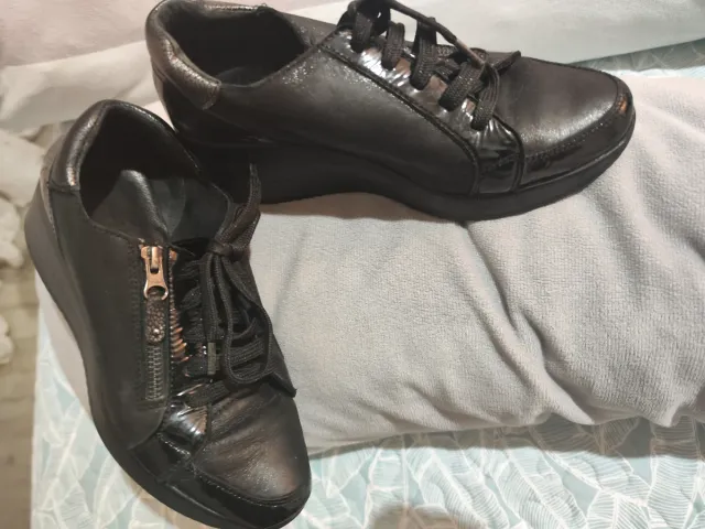 Zapatos de piel negros y charol