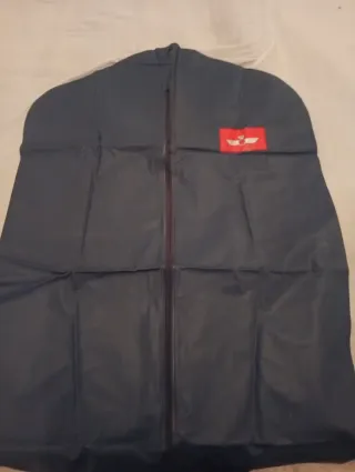 Bolso para trajes gris con detalle rojo