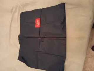 Bolso para trajes gris con detalle rojo