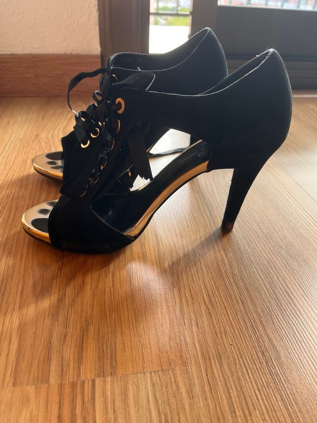 Sandalias de tacón negras y doradas