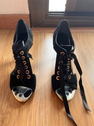 Sandalias de tacón negras y doradas