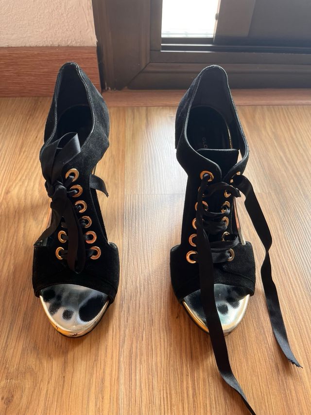 Sandalias de tacón negras y doradas