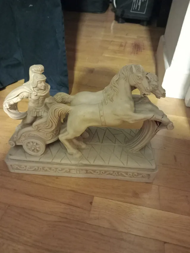 Estatua de Carro Romano con Guerrero